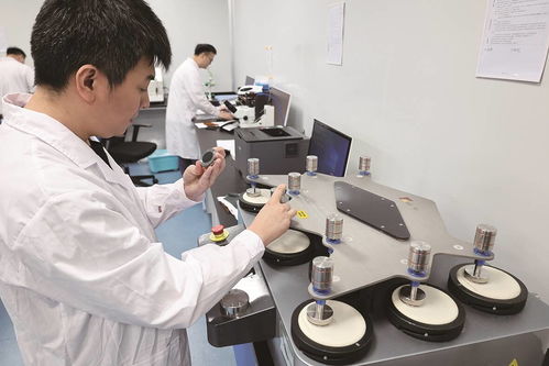 實驗室質檢員 絲絲入心 為紡服繪就質量 畫像