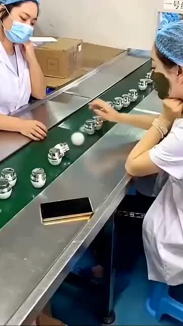 化妝品質檢車間,美女的檢測方法,感覺就像鬧著玩